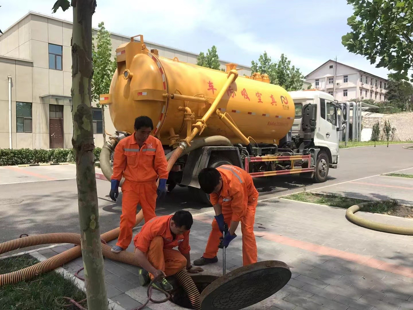 遵义管道疏通车停在窨井附近